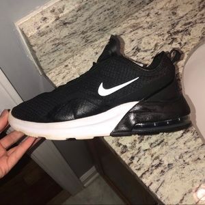 Black and white Nike AIRMAX motion 2’s